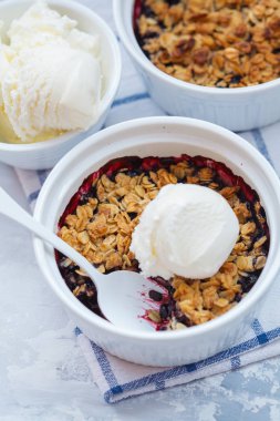 Berry kek krem dondurma ile