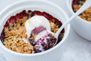Berry kek tatlı krem dondurma ile