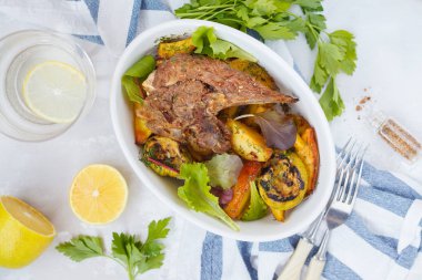 Fırında sebzeli ızgara kuzu