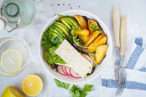 Buddha tál saláta, tofu, sült burgonya, avokádó. Szemközti nézet — Stock Fotó