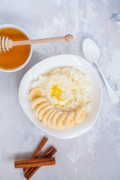 Bubur beras vegan dengan mentega, madu, pisang dan kayu manis — Stok Foto