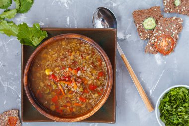 Perulu çorba quinoa, kırmızı pirinç ve mercimek bir ahşap kase