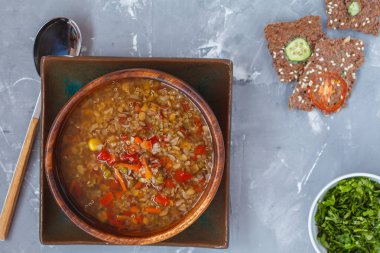 Perulu çorba quinoa, kırmızı pirinç ve mercimek bir ahşap kase