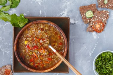 Perulu çorba quinoa, kırmızı pirinç ve mercimek bir ahşap kase