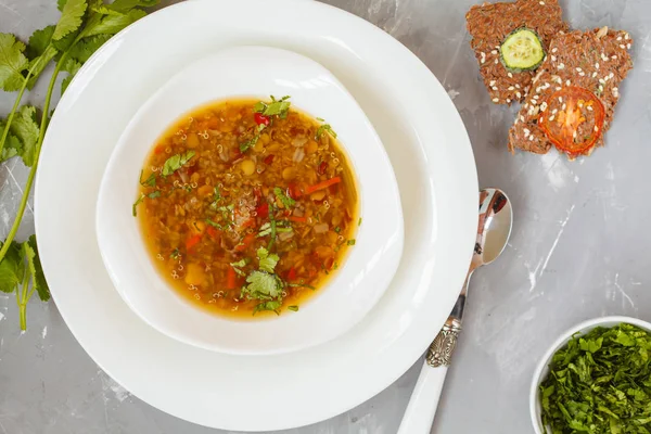 Перуанский суп из киноа, красный рис и чечевица в белой тарелке с — стоковое фото