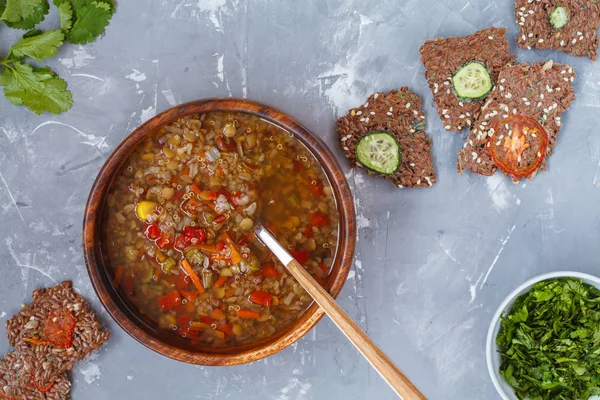 Перуанский суп с киноа, красным рисом и чечевицей в деревянной миске — стоковое фото