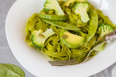 Brokoli, avokado, kabak çekirdeği ile sağlıklı ıspanaklı makarna ve 