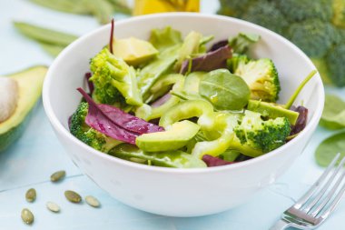 Bezelye, brokoli, avokado ve pompa ile yeşil diyet sebze salatası