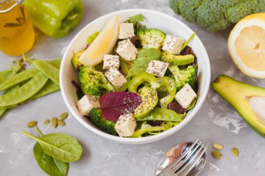 Brokoli, tofu, avokado, bezelye ve chia sağlıklı yeşil salata 