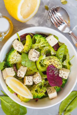 Brokoli, tofu, avokado, bezelye ve chia sağlıklı yeşil salata 