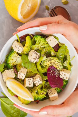 Tofu, brokoli, avokado, bezelye ve chia sağlıklı yeşil salata 