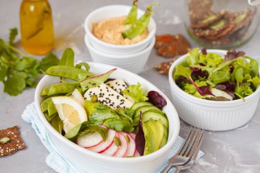 Yeşil salata, tofu, sebze, humus ile keten ile Buda kase