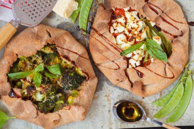 İki vejetaryen crostatas veya Galette'ye brokoli, domates, che