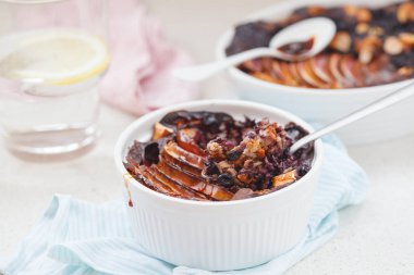 Elma, yaban mersini, Brezilya cevizi ile yulaf ezmesi kek pişmiş vegan bir