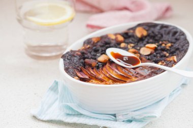 Elma, yaban mersini, Brezilya cevizi ile yulaf ezmesi kek pişmiş vegan bir