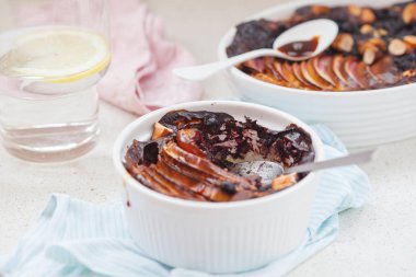 Elma, yaban mersini, Brezilya cevizi ile yulaf ezmesi kek pişmiş vegan bir