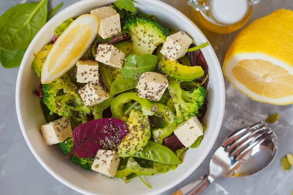 Gesunder grüner Salat mit Brokkoli, Tofu, Avocado, Erbsen und Chia — Stockfoto