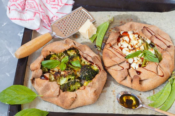 Two vegetarian crostatas or Galette with broccoli, tomatoes, che — Stock Photo, Image