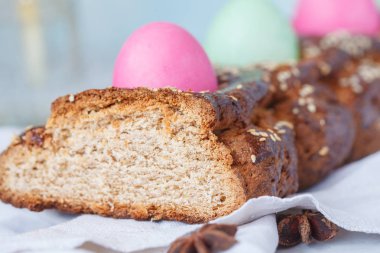 Geleneksel Yunan Paskalya ekmek - çörek, Paskalya deco dilimlenmiş
