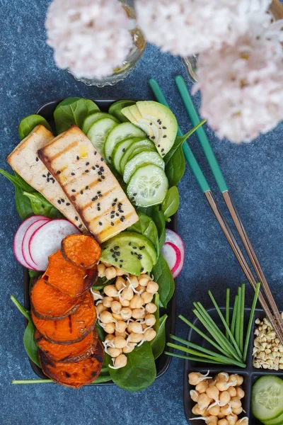 Veganer Salat mit Tofu-Grill, Süßkartoffeln, Gemüse, Sprossen — Stockfoto
