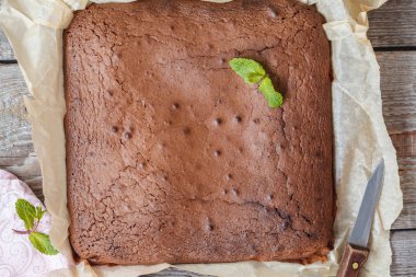 Bütün vegan Çikolatalı keke bir pişirme çanağı. Sağlıklı vegetar