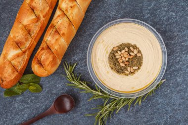 Sağlıklı vejetaryen meze, humus ile çam fıstığı ve sarımsak kaval silme