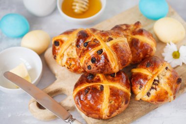 Paskalya cross buns yumurta boyalı ahşap bir gemide. Hafif backgro