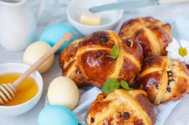 Paskalya çapraz ile bal ve tereyağı, yumurta boyalı buns. Işık bac