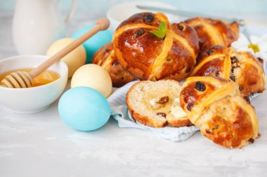 Paskalya çapraz ile bal ve tereyağı, yumurta boyalı buns. Işık bac