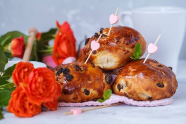 Sevgililer günü kahvaltıda. Kuru üzüm, tereyağı ve tatlım ile buns