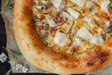 Armut ve mavi peynir siyah arka plan üzerine sıcak delicous pizza