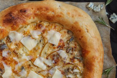 Armut ve mavi peynir siyah arka plan üzerine sıcak delicous pizza