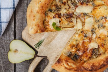 Armut ve mavi peynir ahşap tahta üzerinde sıcak delicous pizza. Ve