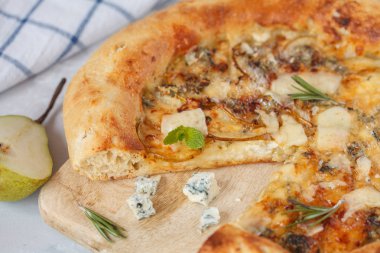 Armut ve mavi peynir ahşap tahta üzerinde sıcak delicous pizza. Ve