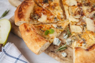 Armut ve mavi peynir ahşap tahta üzerinde sıcak delicous pizza. Ve