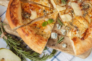 Armut ve mavi peynir ahşap tahta üzerinde sıcak delicous pizza. Ve
