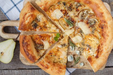 Armut ve mavi peynir ahşap tahta üzerinde sıcak delicous pizza. Ve