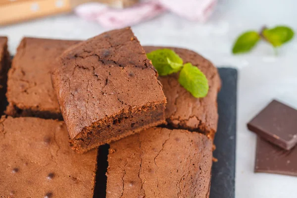 Kayrak tahta üzerinde karanlık çikolatalı kek parçaları. 