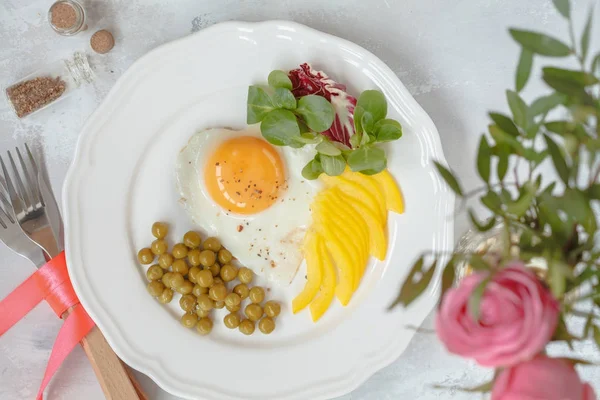 축제 아침 식사입니다. 스크램블, 녹색 완두콩과 샐러드, 한 보우 — 스톡 사진