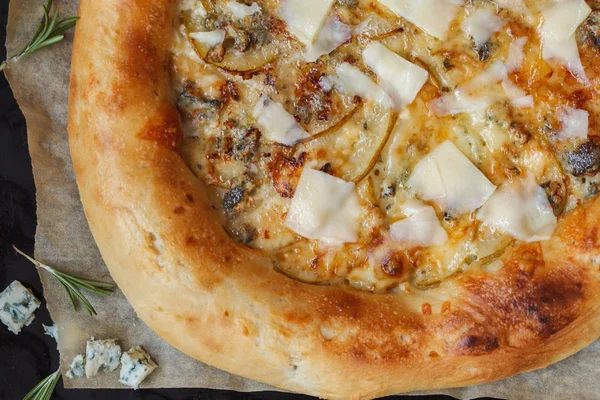 Armut ve mavi peynir siyah arka plan üzerine sıcak delicous pizza
