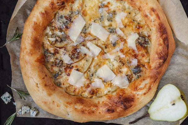 Armut ve mavi peynir siyah arka plan üzerine sıcak delicous pizza