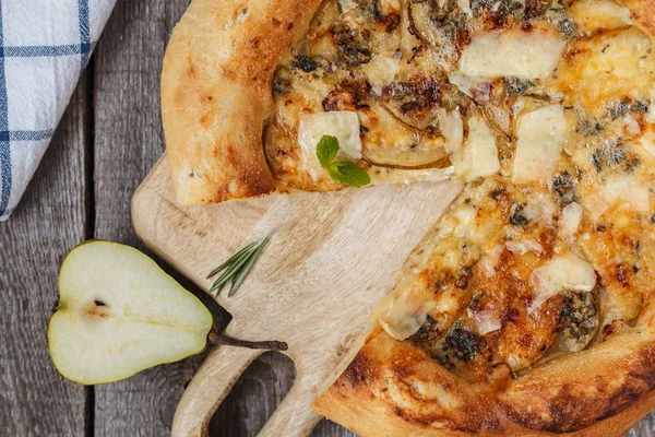 Armut ve mavi peynir ahşap tahta üzerinde sıcak delicous pizza. Ve