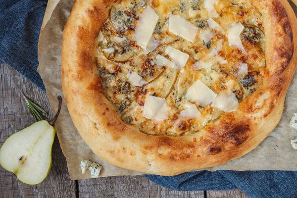 Mavi peynir ve armut ahşap arka plan üzerine açık peynir pasta. 