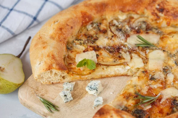 Armut ve mavi peynir ahşap tahta üzerinde sıcak delicous pizza. Ve