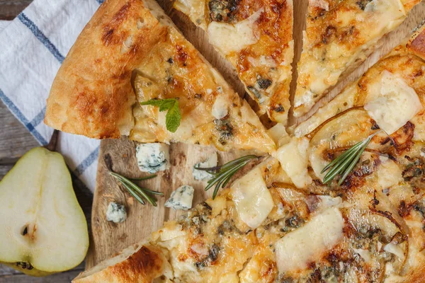 Armut ve mavi peynir ahşap tahta üzerinde sıcak delicous pizza. Ve