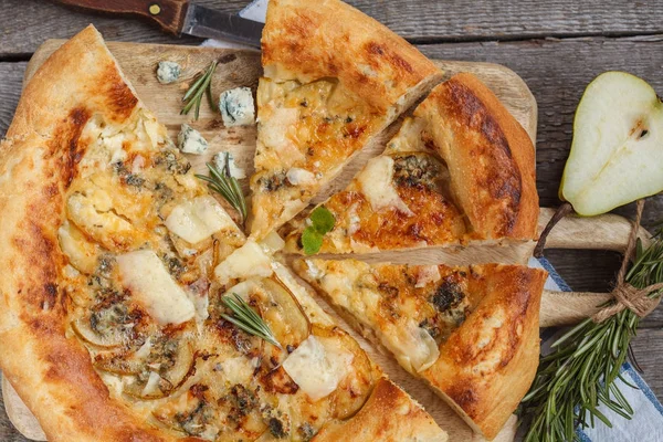 Armut ve mavi peynir ahşap tahta üzerinde sıcak delicous pizza. Ve