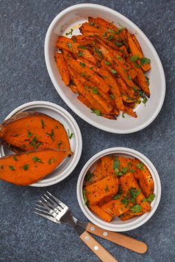Pişmiş tatlı patates köri ve kremsi bir ga ile farklı türleri