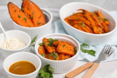 Pişmiş tatlı patates köri ve kremsi bir ga ile farklı türleri