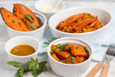 Pişmiş tatlı patates köri ve kremsi bir ga ile farklı türleri