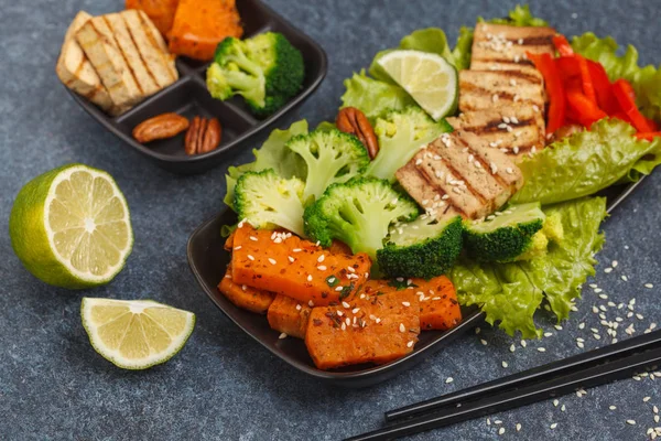 Asijský vegetariánský salát s sladké brambory, grilované tofu, brokolice — Stock fotografie